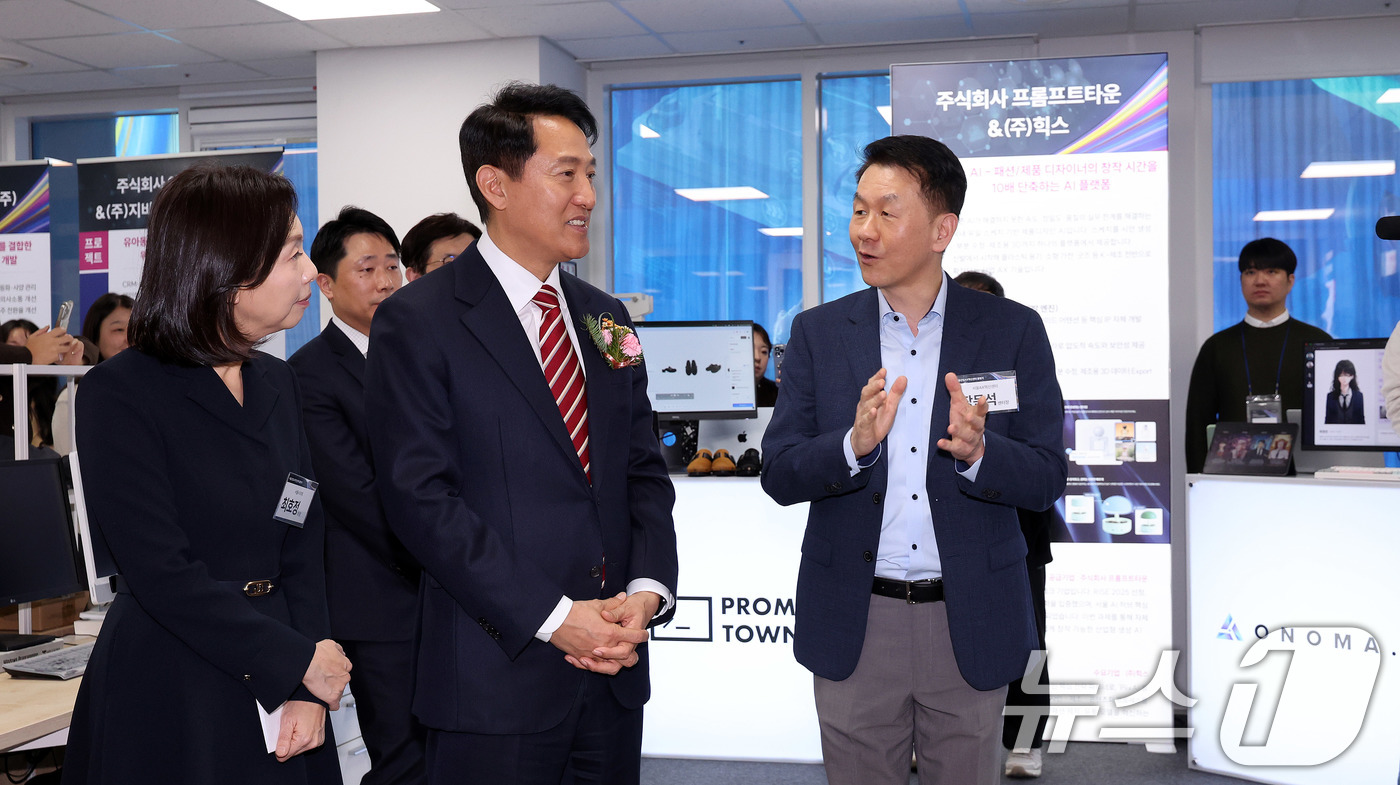 (서울=뉴스1) 박지혜 기자 = 오세훈 서울시장이 25일 서울 서초구 AI 허브 메인센터에서 열린 AX 혁신센터 출범식에 앞서 AX 스타트업 배너 및 전시물 등을 관람하고 있다.이 …