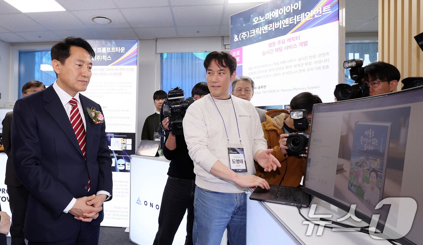 본문 이미지 - AX 혁신센터 출범식에 앞서 AX 스타트업 배너 및 전시물 등을 관람하고 있는 오세훈 서울시장 / 뉴스1 ⓒ News1