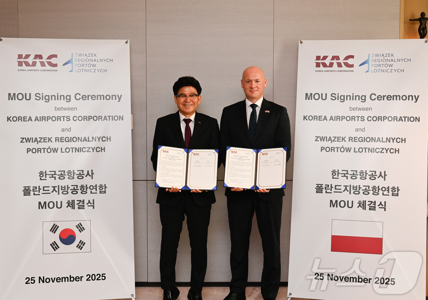 (서울=뉴스1) = 이정기 한국공항공사 사장직무대행과 카롤프시바라 브로츠와프공항 사장이 25일 부산 시그니엘에서 '한국공항공사-폴란드 지방공항연합, 지역공항 경쟁력 강화 위한 협력 …