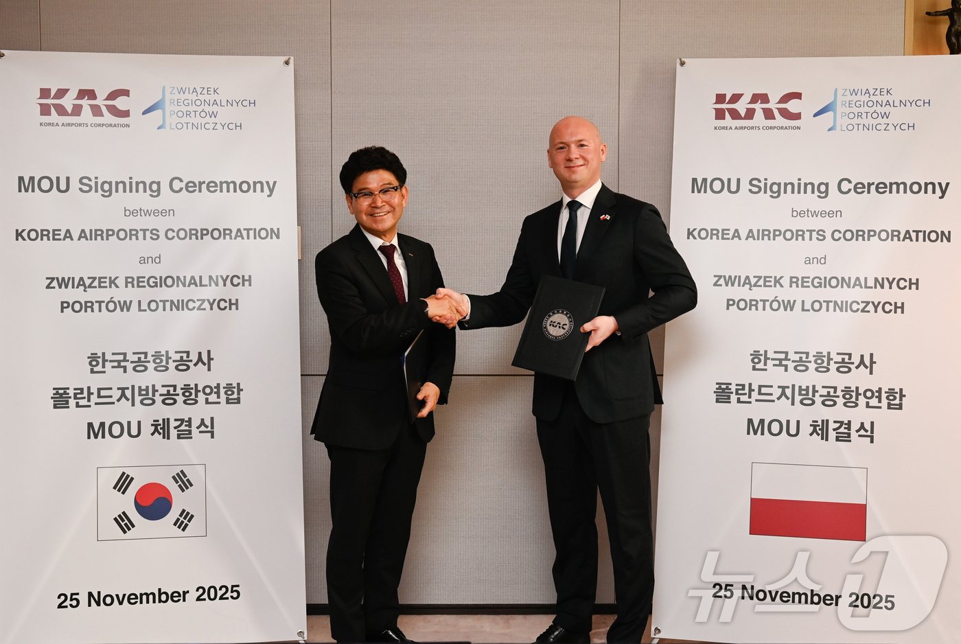 (서울=뉴스1) = 이정기 한국공항공사 사장직무대행과 카롤프시바라 브로츠와프공항 사장이 25일 부산 시그니엘에서 '한국공항공사-폴란드 지방공항연합, 지역공항 경쟁력 강화 위한 협력 …