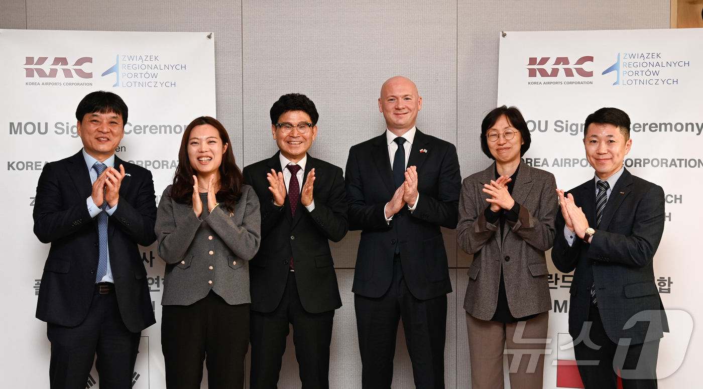 (서울=뉴스1) = 이정기 한국공항공사 사장직무대행과 카롤프시바라 브로츠와프공항 사장이 25일 부산 시그니엘에서 '한국공항공사-폴란드 지방공항연합, 지역공항 경쟁력 강화 위한 협력 …