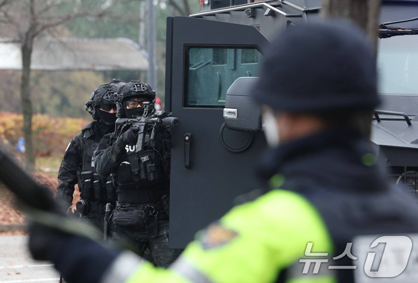 (수원=뉴스1) 김영운 기자 = 25일 경기 수원시 팔달구 수원월드컵경기장에서 열린 '2025 경기남부 대테러 관계기관 합동훈련'에서 경찰특공대가 드론을 이용한 폭파물 테러 제압 …
