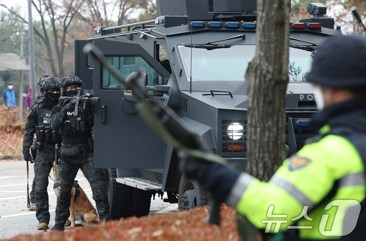 (수원=뉴스1) 김영운 기자 = 25일 경기 수원시 팔달구 수원월드컵경기장에서 열린 '2025 경기남부 대테러 관계기관 합동훈련'에서 경찰특공대가 드론을 이용한 폭파물 테러 제압 …