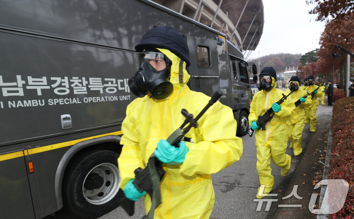 본문 이미지 - 25일 경기 수원시 팔달구 수원월드컵경기장에서 열린 &#39;2025 경기남부 대테러 관계기관 합동훈련&#39;에서 경찰 관계자들이 드론을 이용한 폭파물 테러 제압 및 화학물질 살포 상황 가정 훈련을 하고 있다. 2025.11.25/뉴스1 ⓒ News1 김영운 기자