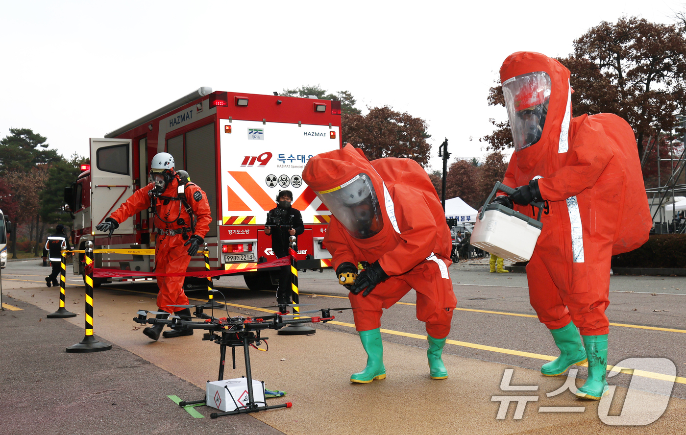(수원=뉴스1) 김영운 기자 = 25일 경기 수원시 팔달구 수원월드컵경기장에서 열린 '2025 경기남부 대테러 관계기관 합동훈련'에서 소방 관계자들이 드론을 이용한 폭파물 테러 제 …