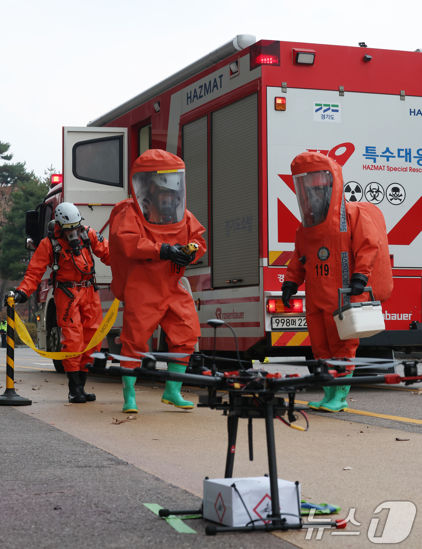 (수원=뉴스1) 김영운 기자 = 25일 경기 수원시 팔달구 수원월드컵경기장에서 열린 '2025 경기남부 대테러 관계기관 합동훈련'에서 소방 관계자들이 드론을 이용한 폭파물 테러 제 …