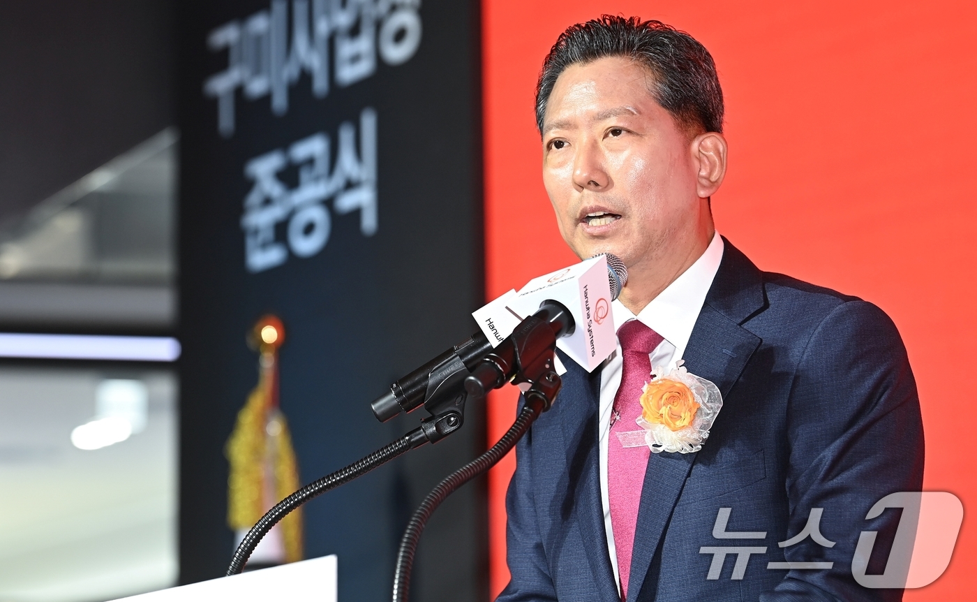 (구미=뉴스1) 정우용 기자 = 25일 열린 한화시스템 구미사업장 준공식에서 김장호 구미시장이 인사말을 하고 있다. (구미시 제공. 재판매 및 DB금지)2025.11.25/뉴스1