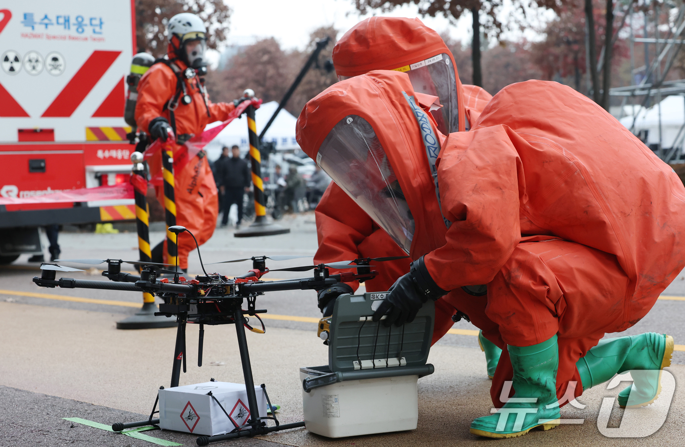 (수원=뉴스1) 김영운 기자 = 25일 경기 수원시 팔달구 수원월드컵경기장에서 열린 '2025 경기남부 대테러 관계기관 합동훈련'에서 소방 관계자들이 드론을 이용한 폭파물 테러 제 …