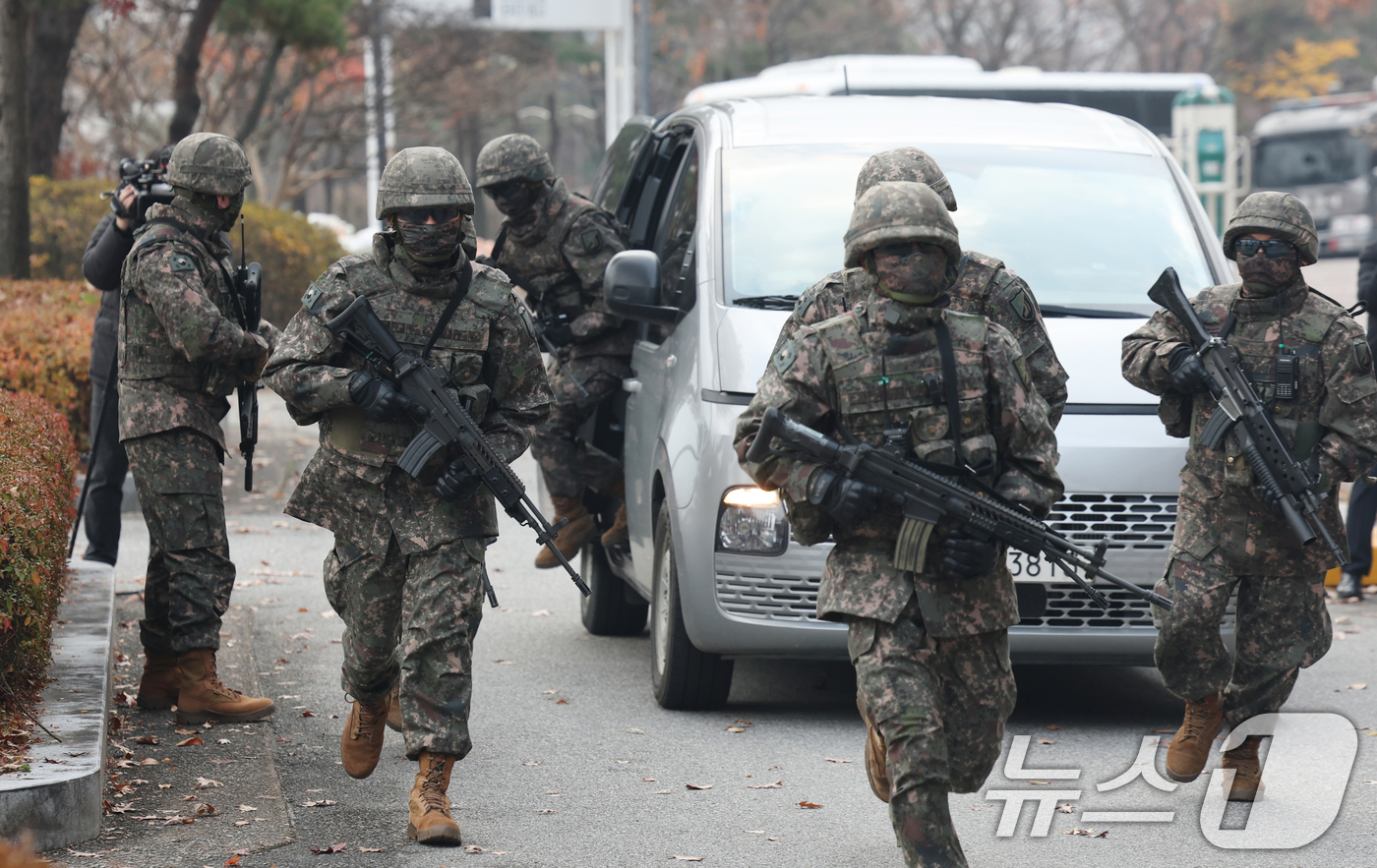 (수원=뉴스1) 김영운 기자 = 25일 경기 수원시 팔달구 수원월드컵경기장에서 열린 '2025 경기남부 대테러 관계기관 합동훈련'에서 육군 제51보병사단 장병들이 드론을 이용한 폭 …