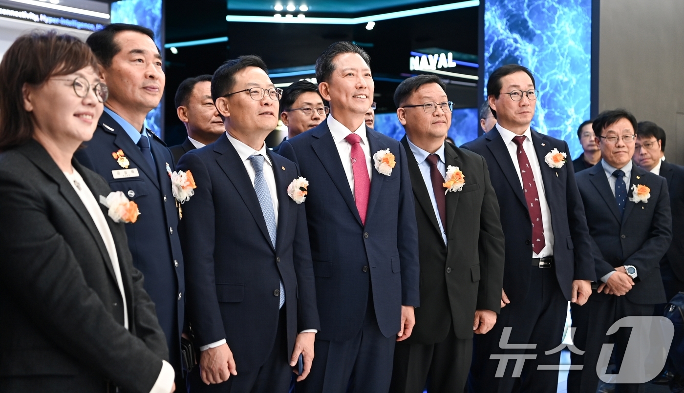 (구미=뉴스1) 정우용 기자 = 25일 열린 한화시스템 구미사업장 준공식에서 김장호 구미시장이 참석자들과 사업장 내부를 둘러보고 있다. (구미시 제공. 재판매 및 DB금지)2025 …