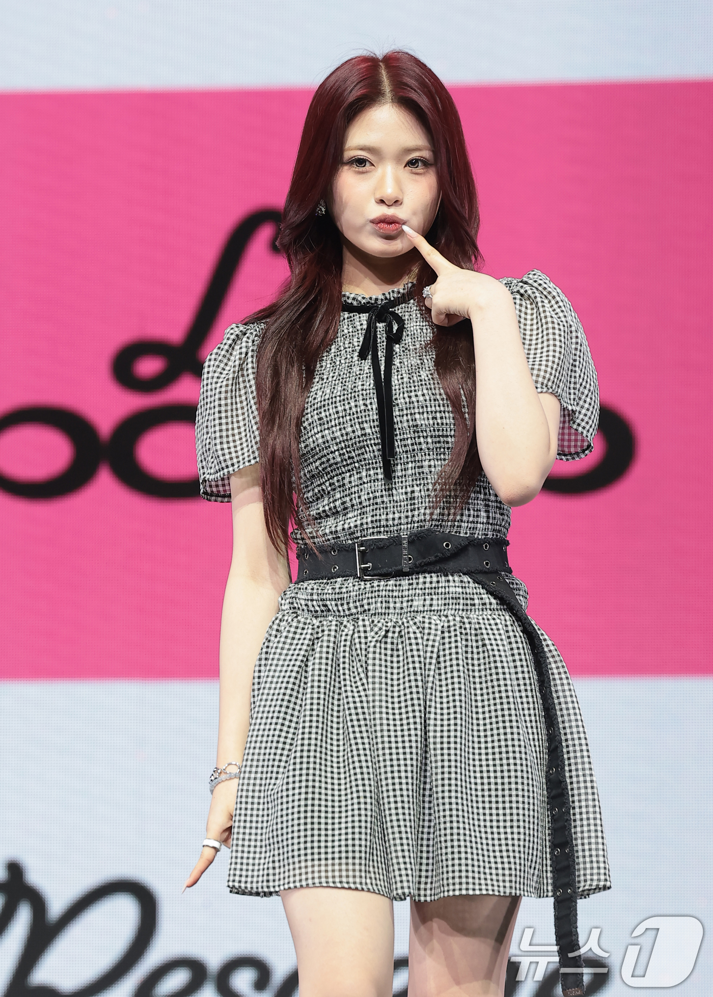 (서울=뉴스1) 권현진 기자 = 그룹 리센느(RESCENE)의 제나가 25일 서울 영등포구 명화라이브홀에서 가진 미니 3집  '립밤(lip bomb)' 발매 쇼케이스에서 포즈를 취 …