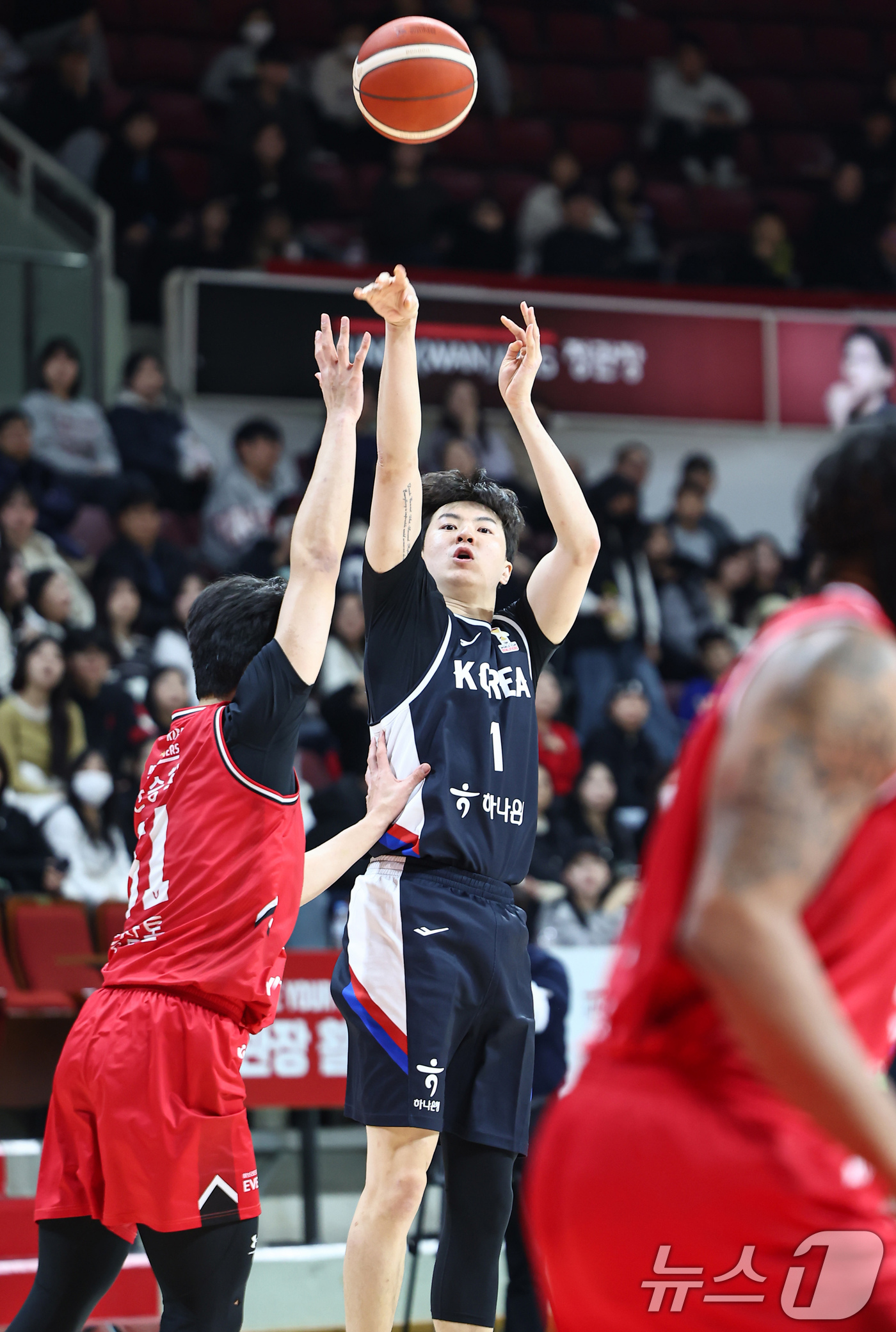 (안양=뉴스1) 김도우 기자 = 25일 경기 안양 정관장 아레나에서 열린 남자농구대표팀과 안양 정관장과의 연습경기, 대표팀 이현중이 슛을 하고 있다. 2025.11.25/뉴스1