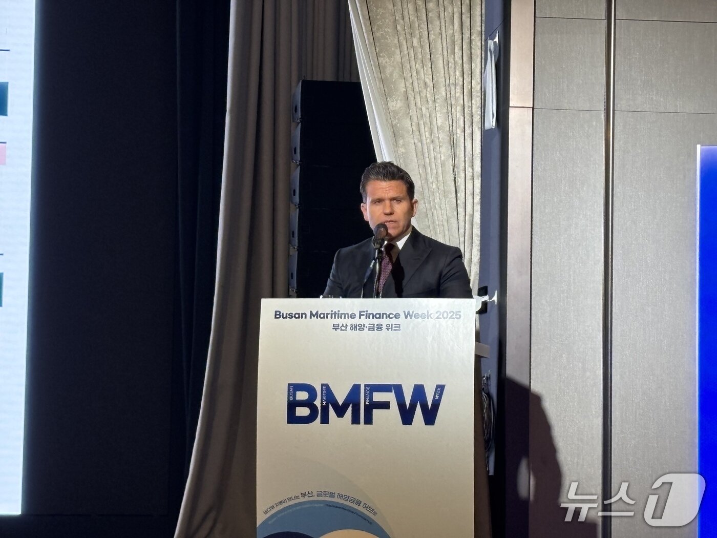본문 이미지 - 25일 열린 &#39;2025 부산 해양금융컨벤션&#39;에서 발표하는 요아킴 스코르게 DNB카네기 아태지역 대표. 2025.11.25/뉴스1 ⓒ News1 홍윤 기자