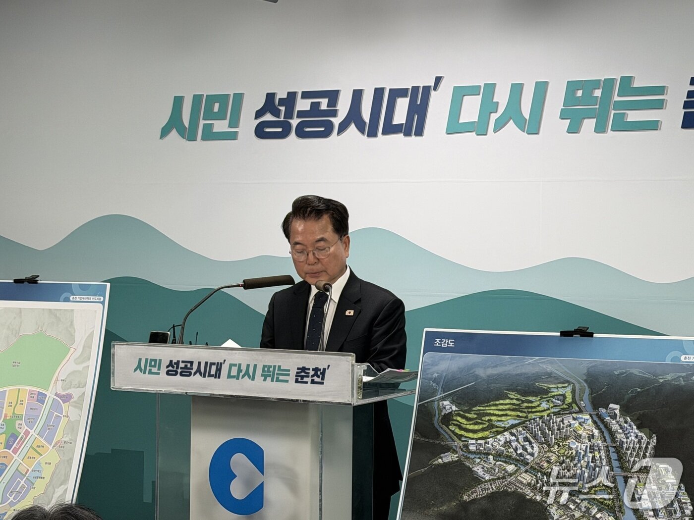 본문 이미지 - 육동한 춘천시장이 25일 시청 브리핑룸에서 기자회견을 열고 기업혁신파크 상황에 대해 설명을 하고 있다.2025.11.25 한귀섭 기자