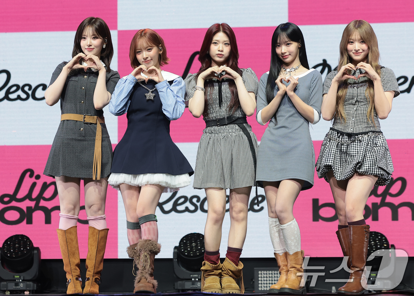 (서울=뉴스1) 권현진 기자 = 그룹 리센느(RESCENE)의 리브(왼쪽부터)와 메이, 제나, 원이, 미나미가 25일 서울 영등포구 명화라이브홀에서 가진 미니 3집 '립밤(lip …
