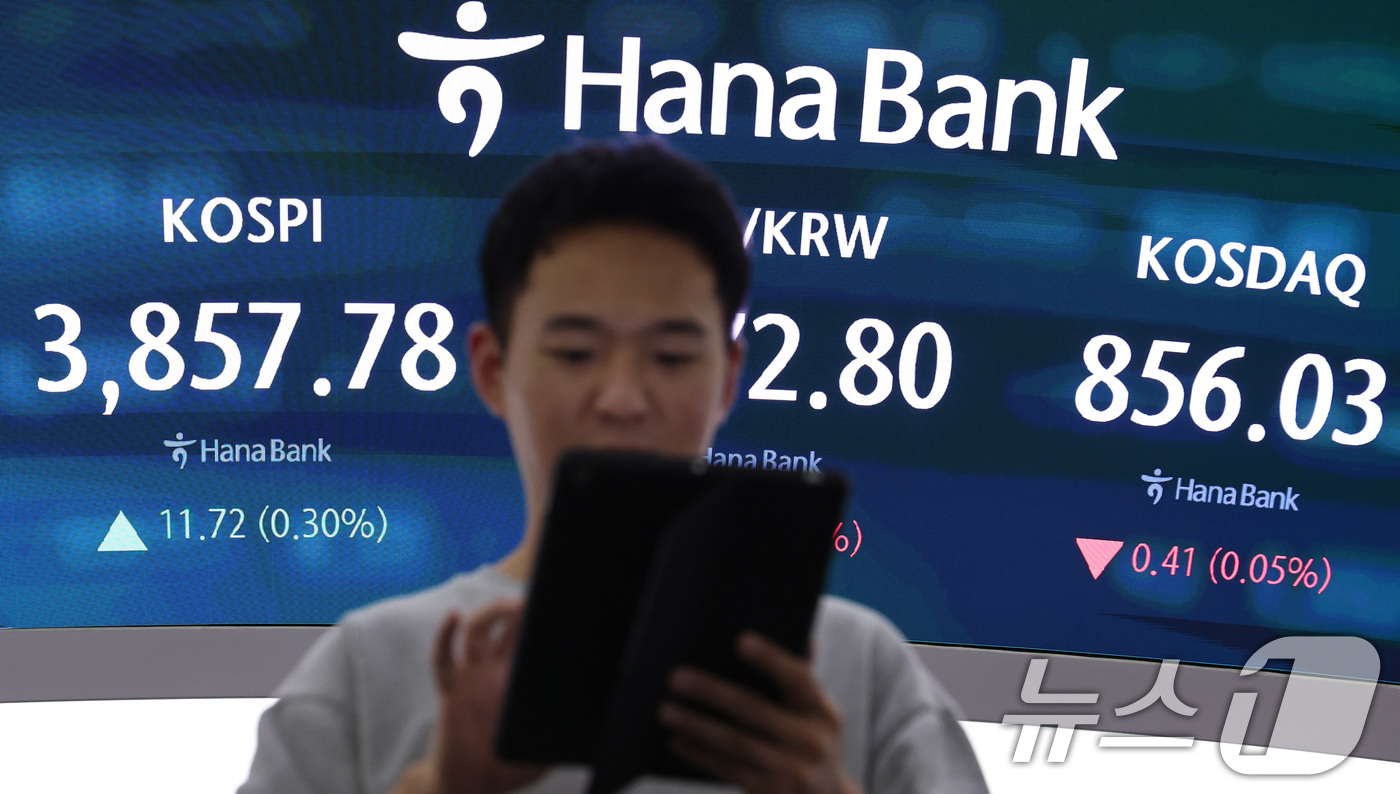 (서울=뉴스1) 구윤성 기자 = 25일 오후 서울 중구 하나은행 딜링룸 전광판에 코스피 지수가 전 거래일 대비 11.72포인트(0.3%) 오른 3857.78을 나타내고 있다. 코스 …