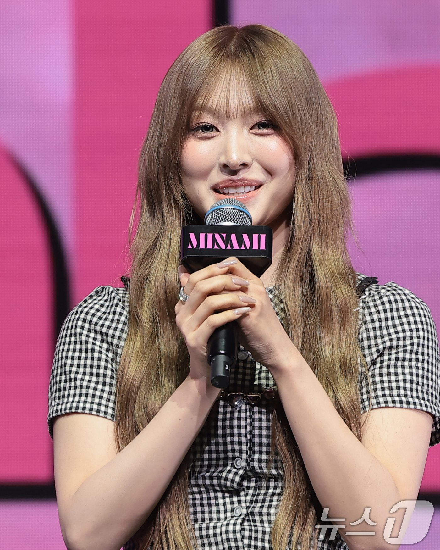 (서울=뉴스1) 권현진 기자 = 그룹 리센느(RESCENE)의 미나미가 25일 서울 영등포구 명화라이브홀에서 가진 미니 3집 '립밤(lip bomb)' 발매 쇼케이스에서 인사말을 …