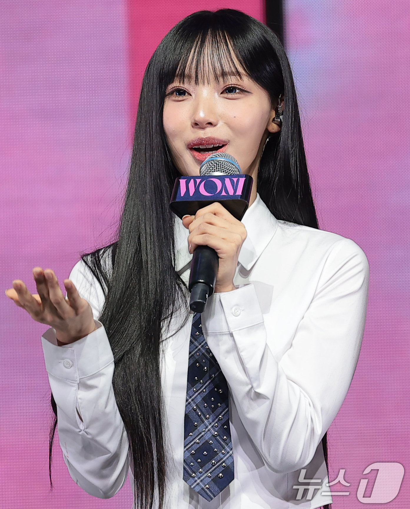 (서울=뉴스1) 권현진 기자 = 그룹 리센느(RESCENE)의 원이가 25일 서울 영등포구 명화라이브홀에서 가진 미니 3집 '립밤(lip bomb)' 발매 쇼케이스에서 라이브방송 …