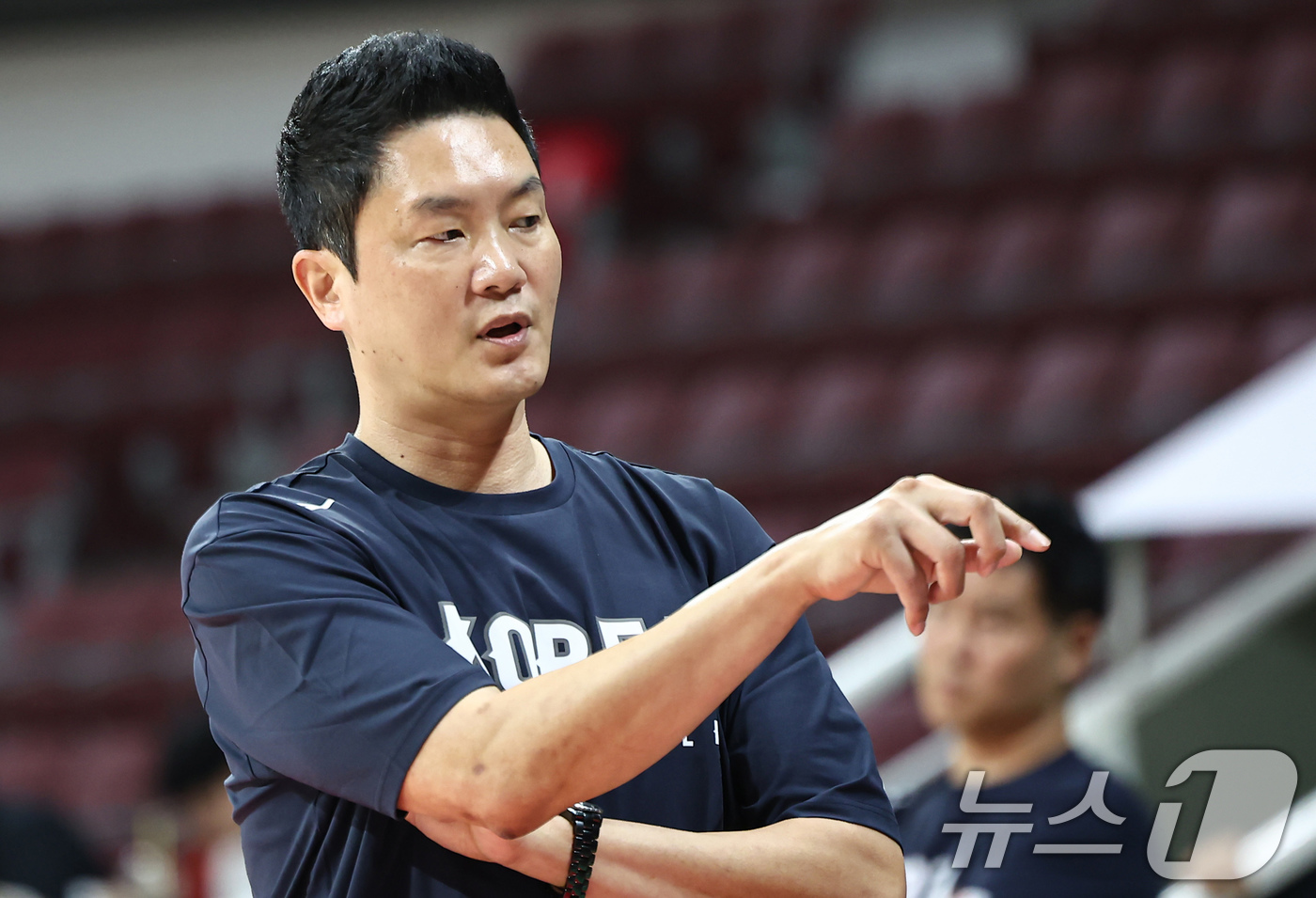 (안양=뉴스1) 김도우 기자 = 전희철 남자농구대표팀 감독이 25일 경기 안양 정관장 아레나에서 열린 남자농구대표팀과 안양 정관장과의 연습경기에서 작전을 지시하고 있다. 2025. …