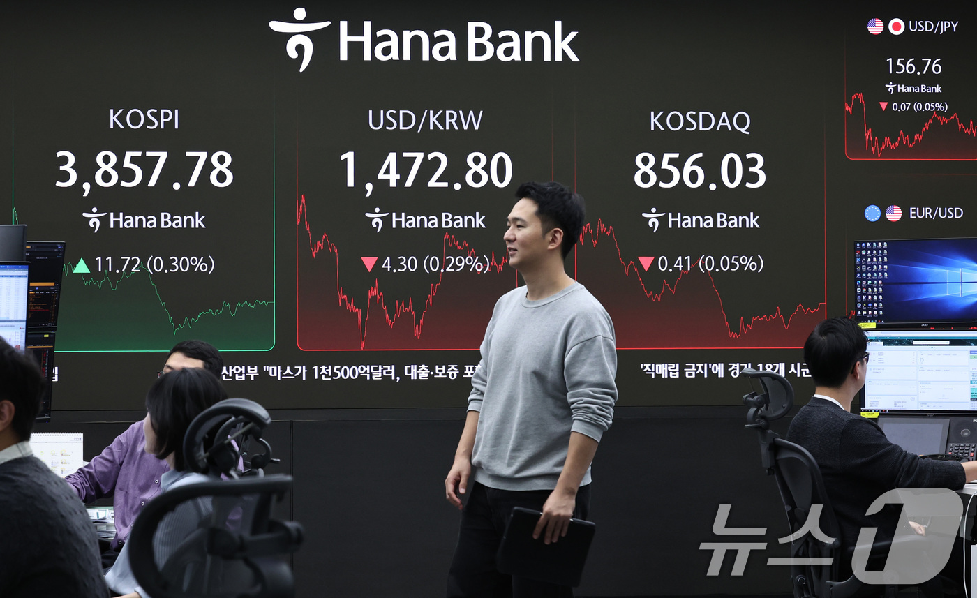 (서울=뉴스1) 구윤성 기자 = 25일 오후 서울 중구 하나은행 딜링룸 전광판에 코스피 지수가 전 거래일 대비 11.72포인트(0.3%) 오른 3857.78을 나타내고 있다. 코스 …