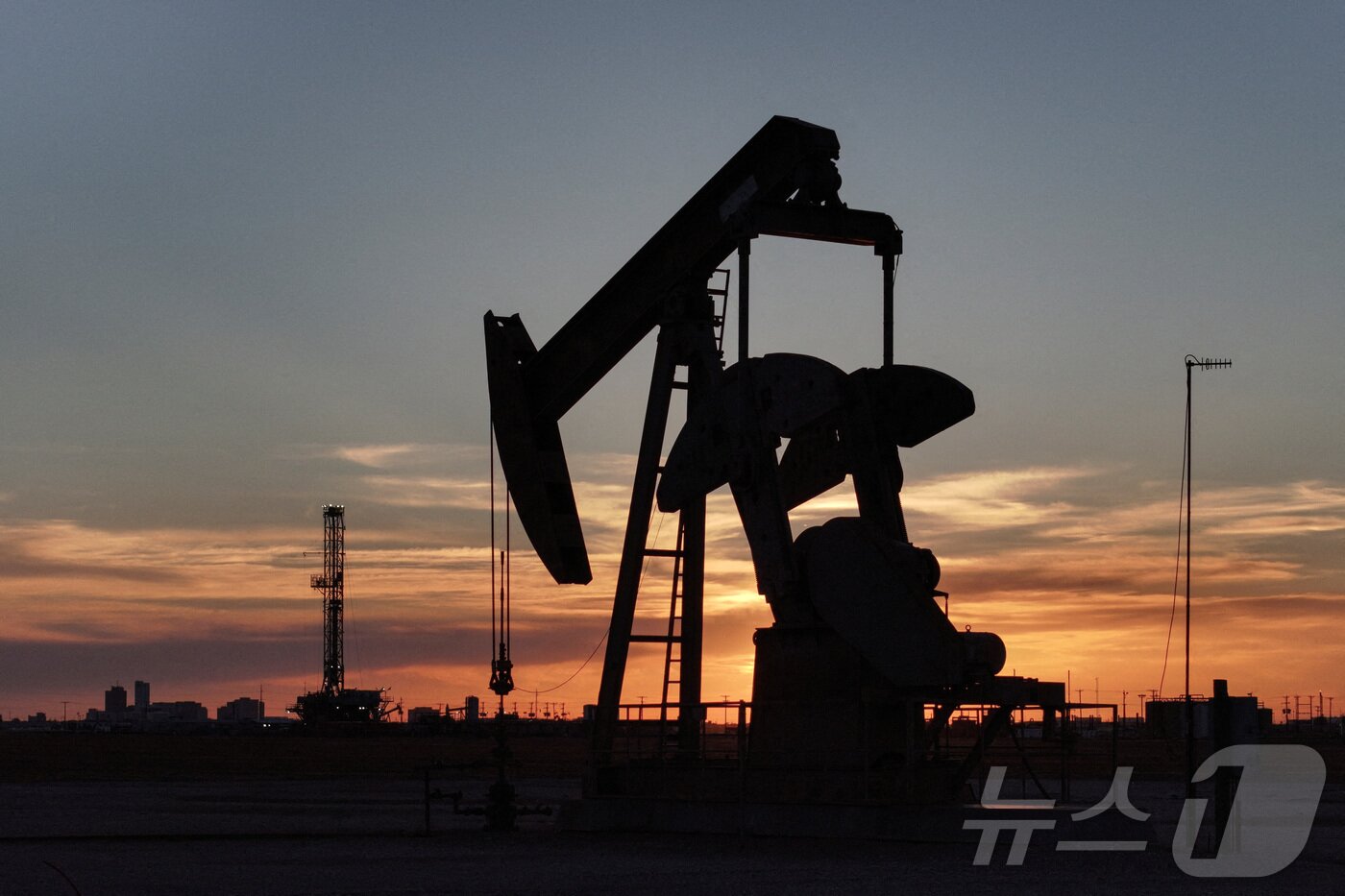 본문 이미지 - 미국 텍사스주 미들랜드의 원유 시추 시설 모습. ⓒ 로이터=뉴스1