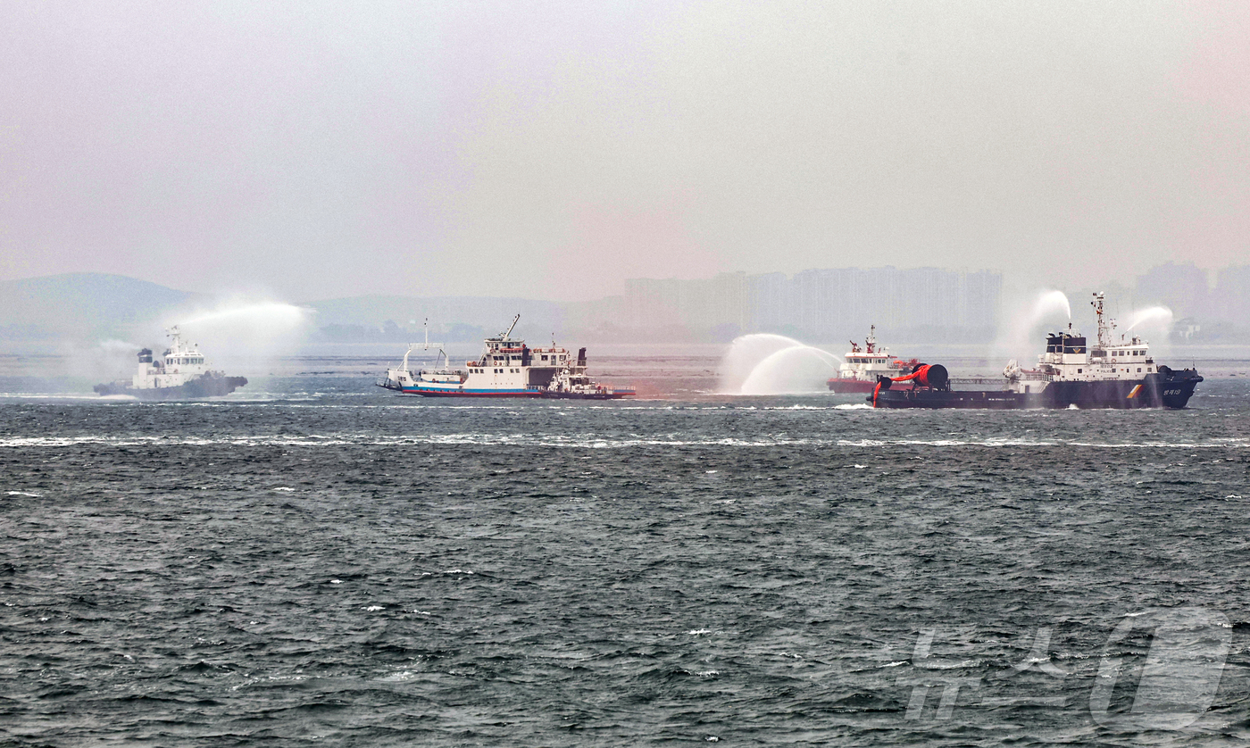 (인천=뉴스1) 이호윤 기자 = 25일 인천 중구 인천항 연안여객터미널에서 열린 레디코리아 4차 훈련(선박화재사고)에서 해양경찰들이 선박화재 진압 훈련을 하고 있다.