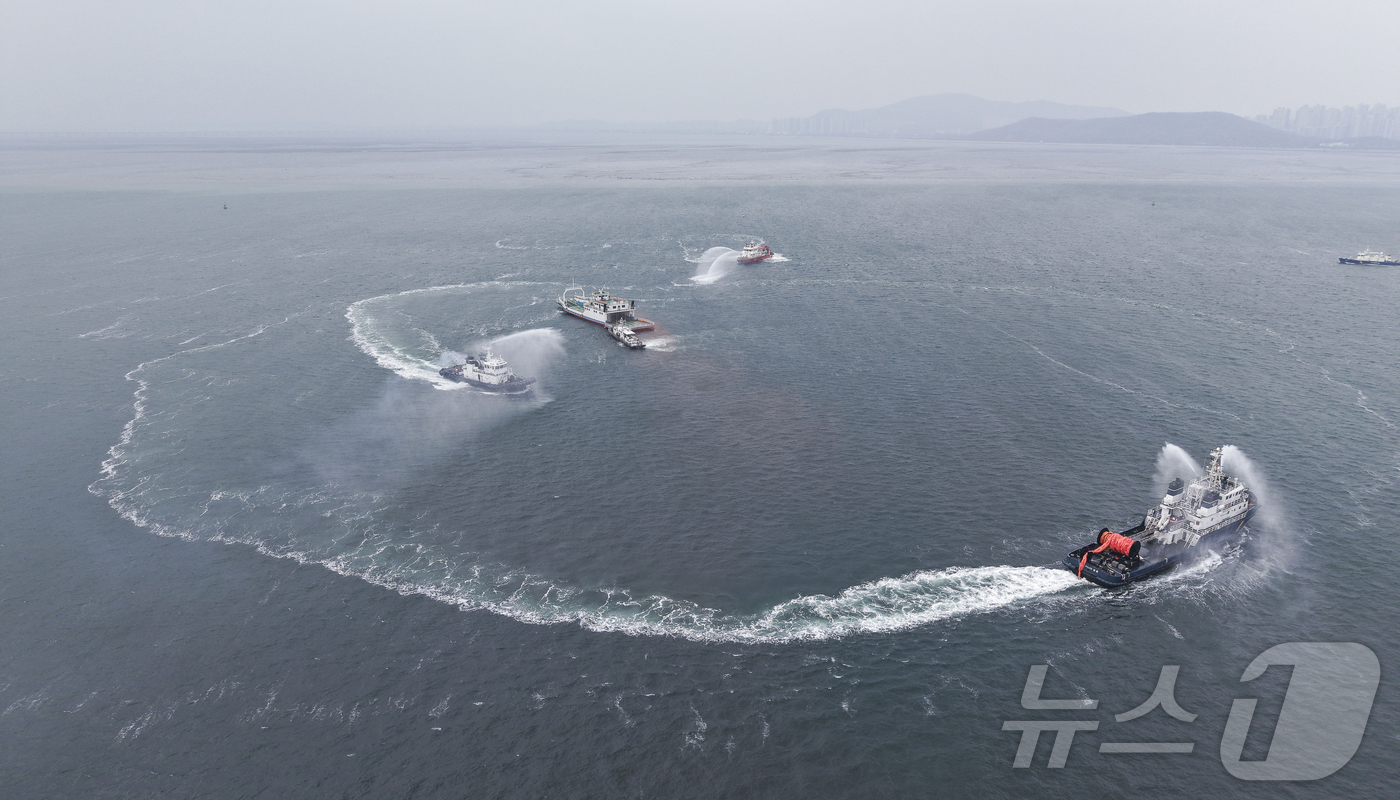 (인천=뉴스1) 이호윤 기자 = 25일 인천 중구 인천항 연안여객터미널에서 열린 레디코리아 4차 훈련(선박화재사고)에서 해양경찰들이 선박화재 진압 훈련을 하고 있다. (공동취재)