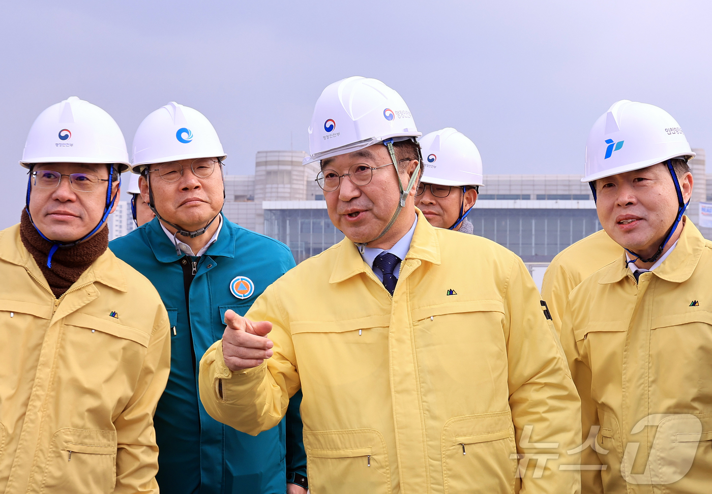 (인천=뉴스1) 이호윤 기자 = 윤호중 행정안전부 장관이 25일 인천 중구 인천항 연안여객터미널에서 열린 레디코리아 4차 훈련(선박화재사고)에서 현장상황을 둘러보고 있다.