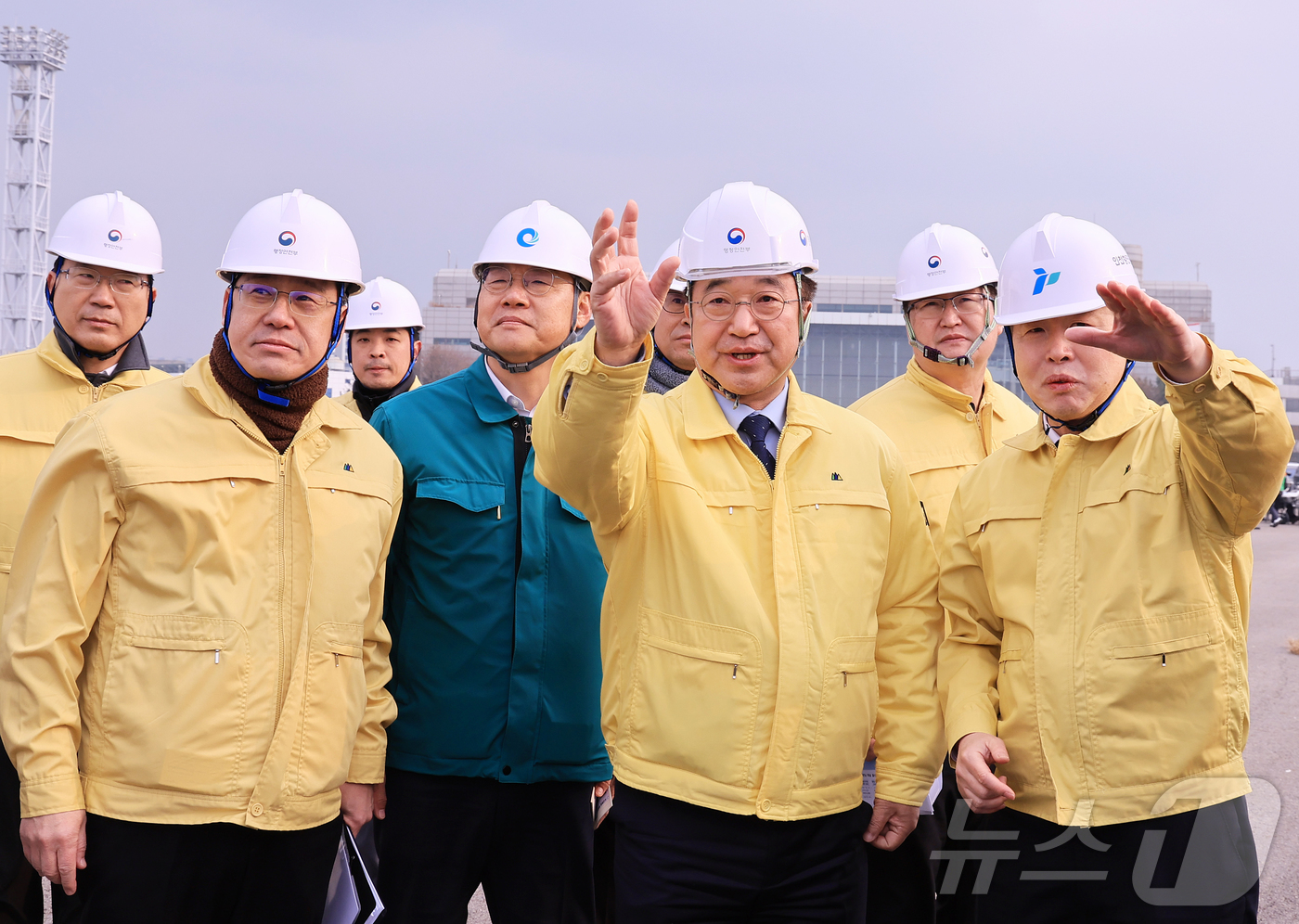 (인천=뉴스1) 이호윤 기자 = 윤호중 행정안전부 장관이 25일 인천 중구 인천항 연안여객터미널에서 열린 레디코리아 4차 훈련(선박화재사고)에서 현장상황을 둘러보고 있다.