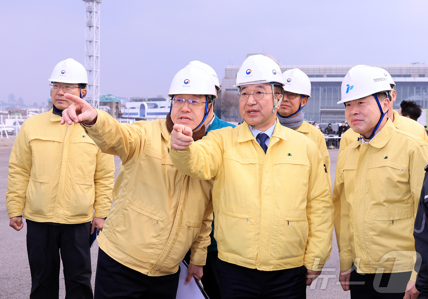 (인천=뉴스1) 이호윤 기자 = 윤호중 행정안전부 장관이 25일 인천 중구 인천항 연안여객터미널에서 열린 레디코리아 4차 훈련(선박화재사고)에서 현장상황을 둘러보고 있다.