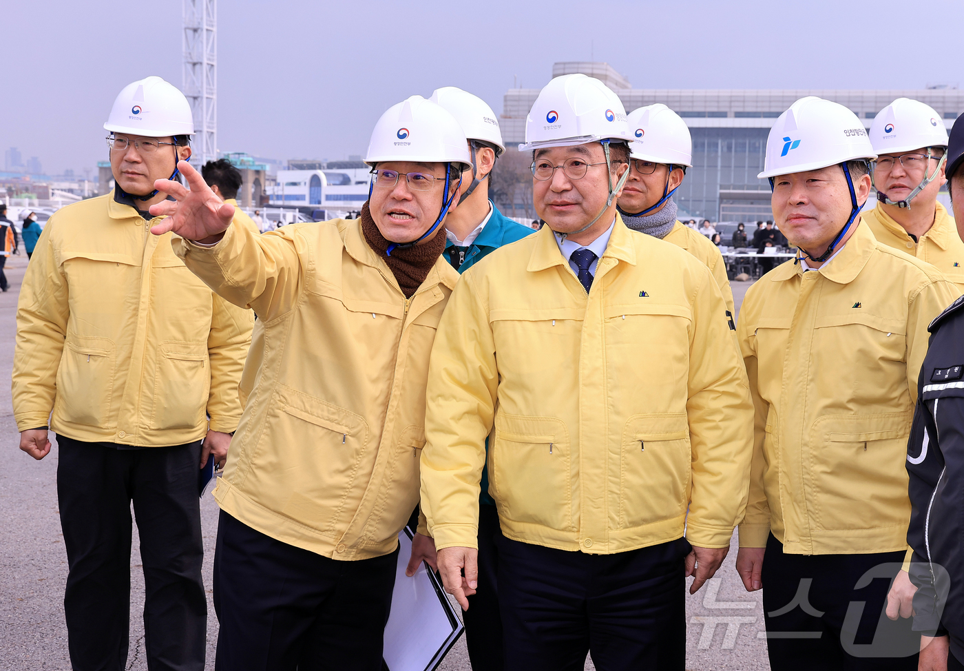 (인천=뉴스1) 이호윤 기자 = 윤호중 행정안전부 장관이 25일 인천 중구 인천항 연안여객터미널에서 열린 레디코리아 4차 훈련(선박화재사고)에서 현장상황을 둘러보고 있다.