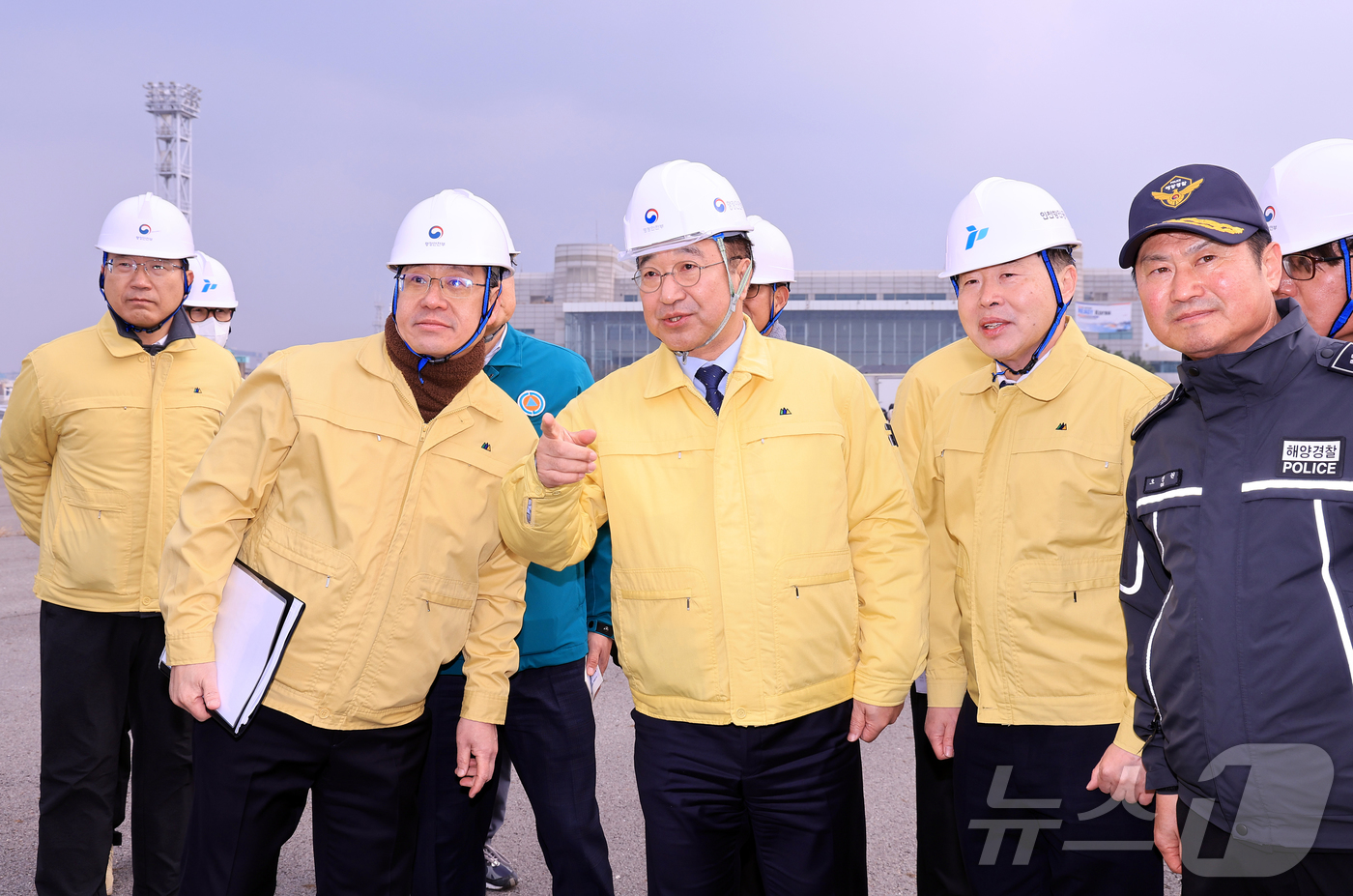 (인천=뉴스1) 이호윤 기자 = 윤호중 행정안전부 장관이 25일 인천 중구 인천항 연안여객터미널에서 열린 레디코리아 4차 훈련(선박화재사고)에서 현장상황을 둘러보고 있다.