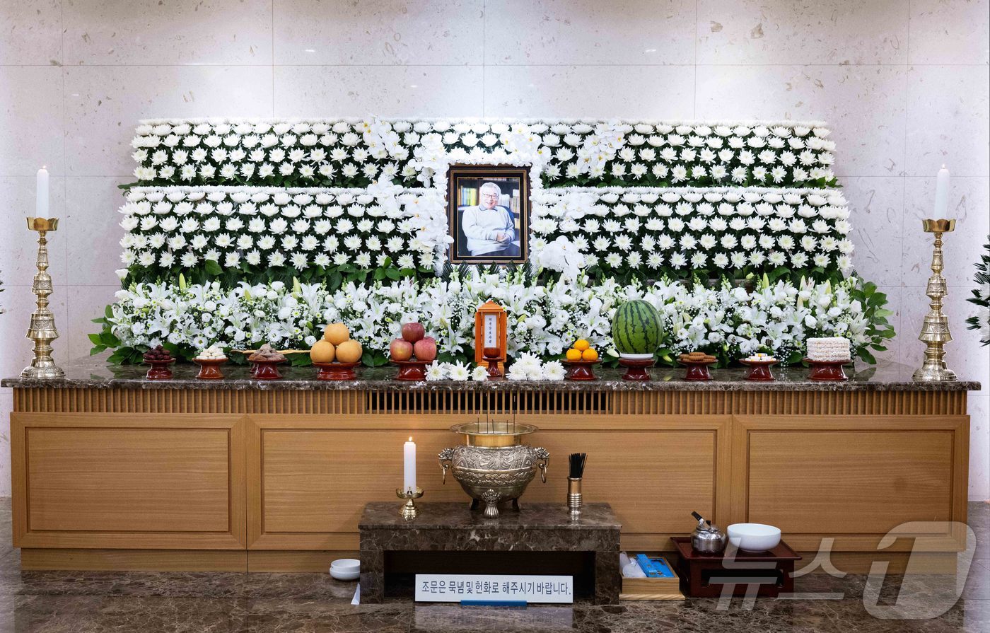 (서울=뉴스1) 사진공동취재단 = 배우 고 이순재씨의 빈소가 25일 서울 송파구 서울아산병원 장례식장에 마련 돼 있다.  2025.11.25/뉴스1