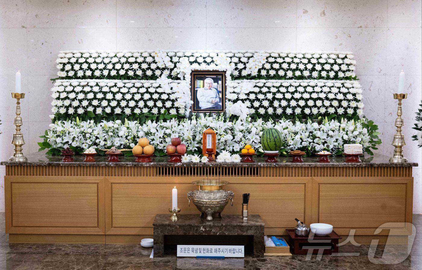 본문 이미지 - 배우 고 이순재씨의 빈소가 25일 서울 송파구 서울아산병원 장례식장에 마련 돼 있다. 2025.11.25/뉴스1 ⓒ News1 사진공동취재단