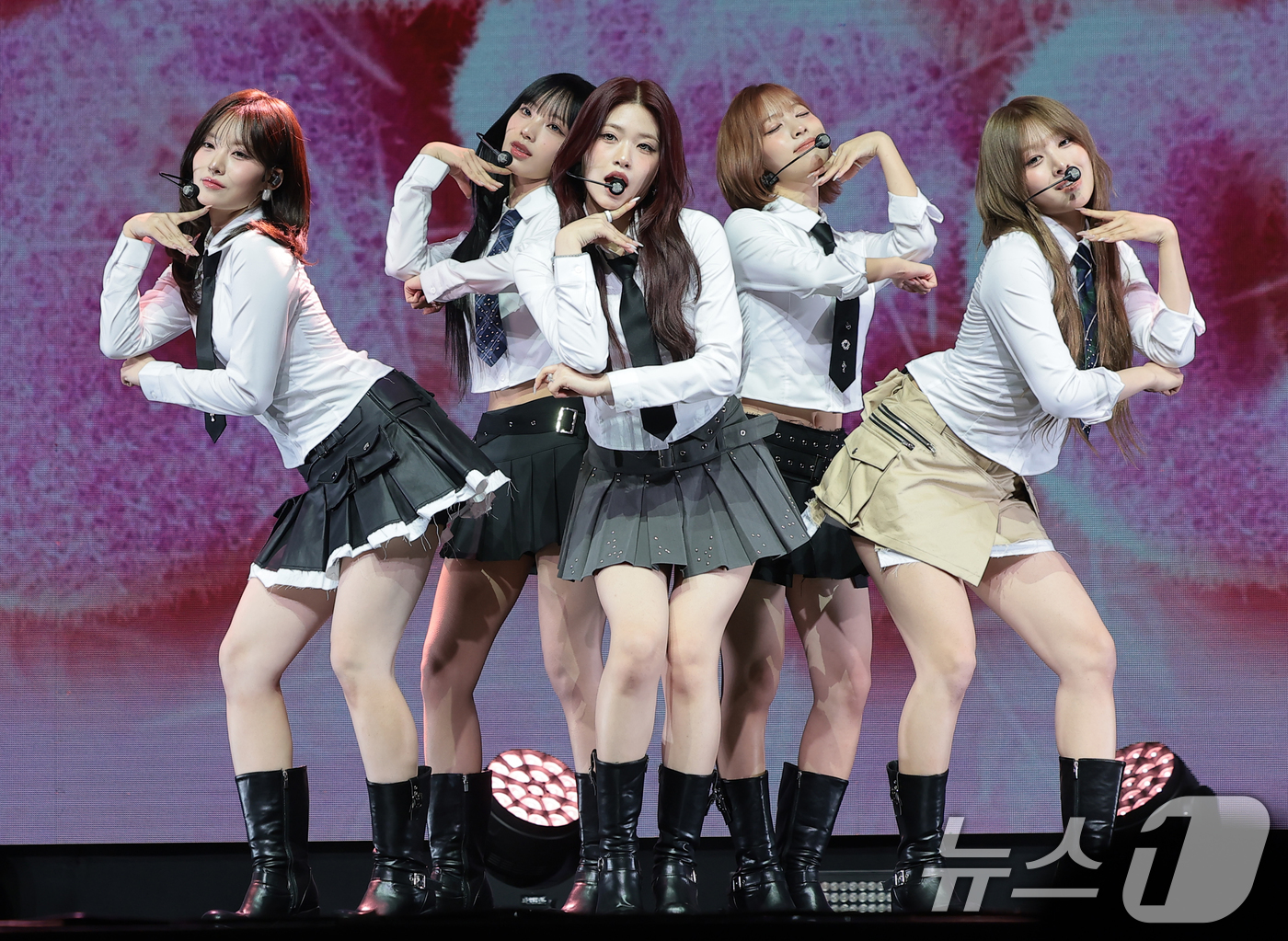 (서울=뉴스1) 권현진 기자 = 그룹 리센느(RESCENE)가 25일 서울 영등포구 명화라이브홀에서 가진 미니 3집  '립밤(lip bomb)' 발매 쇼케이스에서 타이틀 곡 ‘하트 …