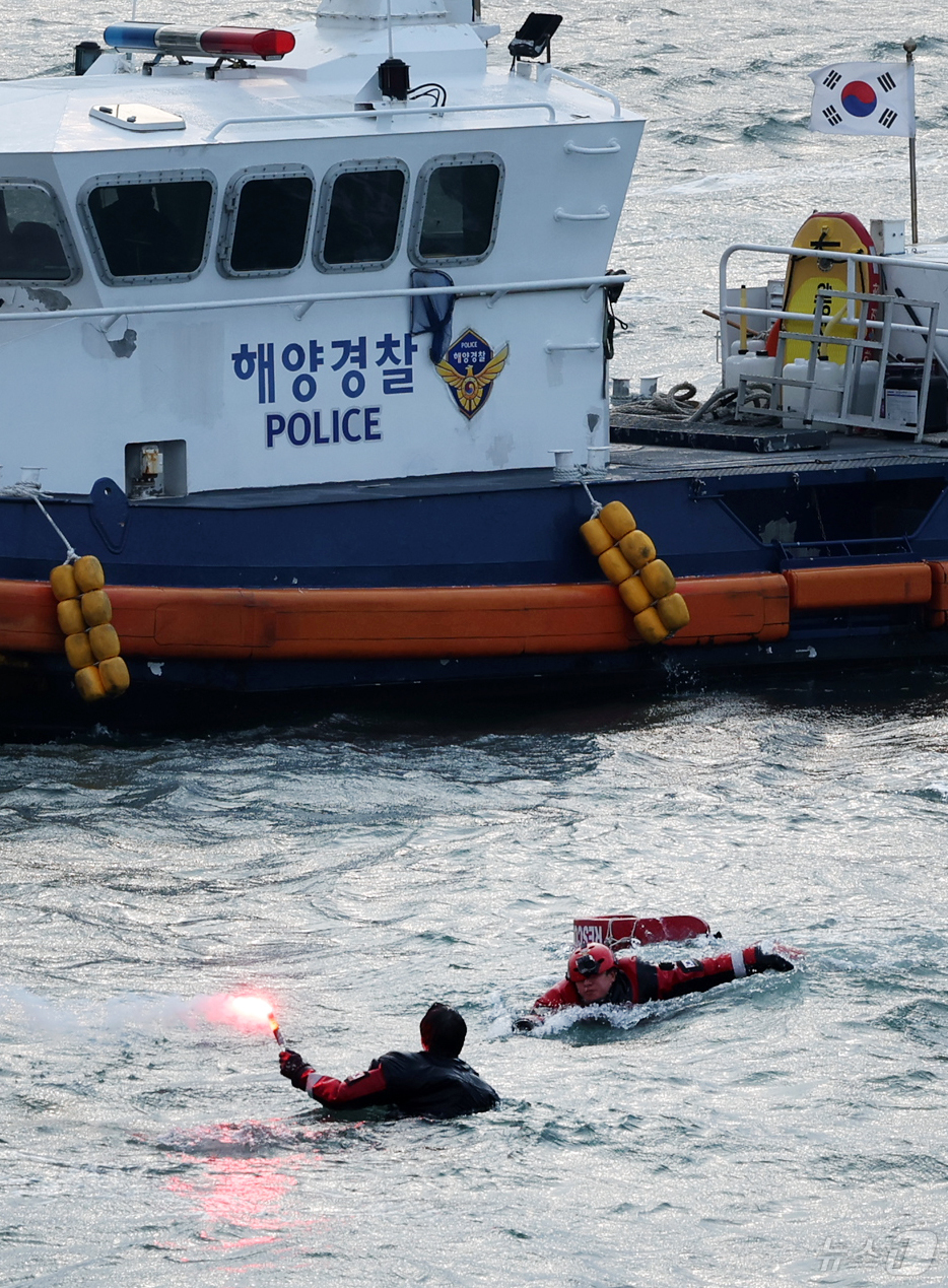 (인천=뉴스1) 이호윤 기자 = 25일 인천 중구 인천항 연안여객터미널에서 열린 레디코리아 4차 훈련(선박화재사고)에서 해양경찰구조대원들이 구조훈련을 하고 있다.