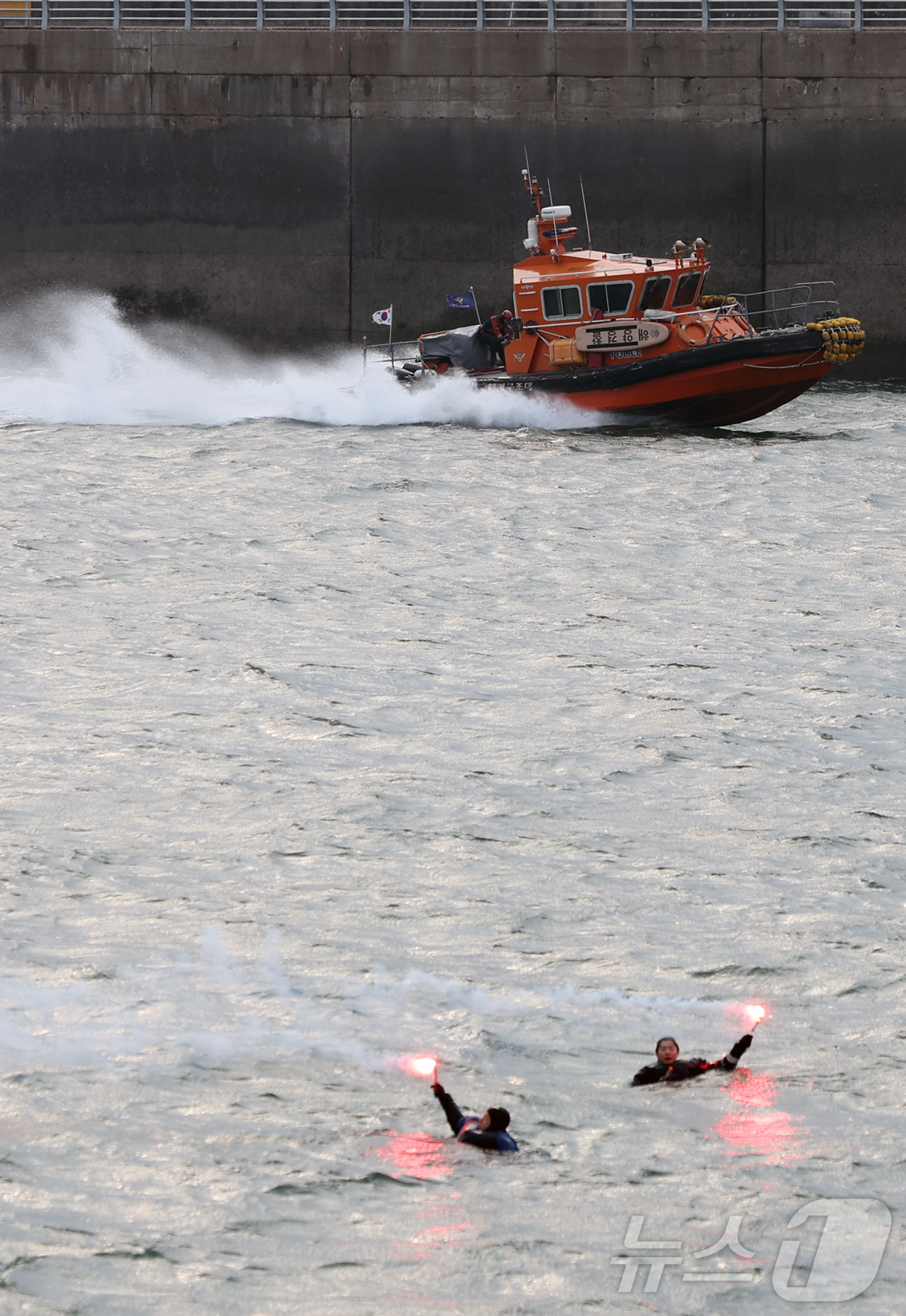 (인천=뉴스1) 이호윤 기자 = 25일 인천 중구 인천항 연안여객터미널에서 열린 레디코리아 4차 훈련(선박화재사고)에서 해양경찰구조대원들이 구조훈련을 하고 있다.