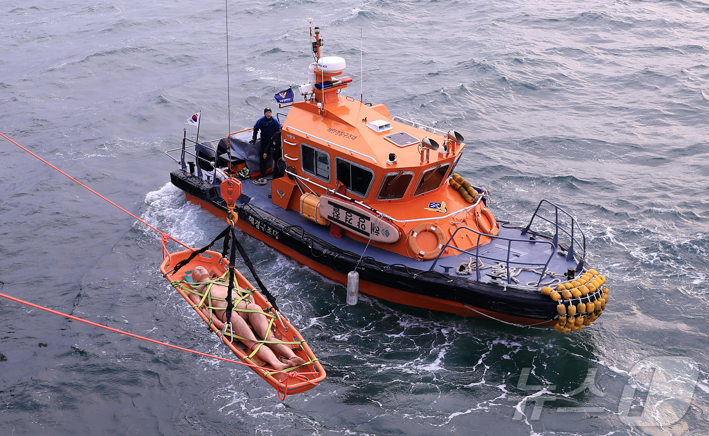 (인천=뉴스1) 이호윤 기자 = 25일 인천 중구 인천항 연안여객터미널에서 열린 레디코리아 4차 훈련(선박화재사고)에서 해양경찰구조대원들이 구조훈련을 하고 있다.