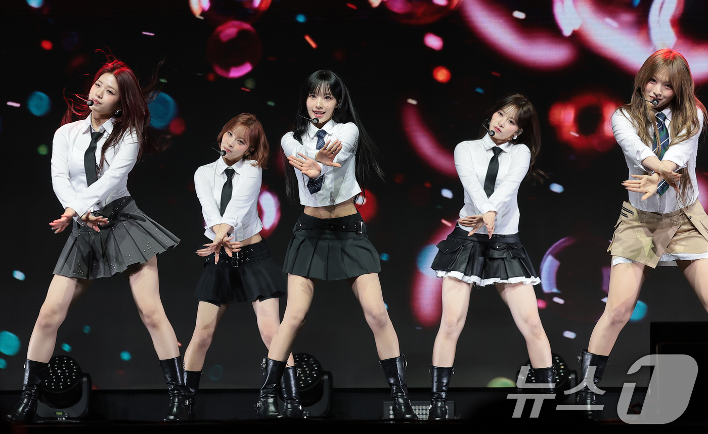 (서울=뉴스1) 권현진 기자 = 그룹 리센느(RESCENE)가 25일 서울 영등포구 명화라이브홀에서 가진 미니 3집  '립밤(lip bomb)' 발매 쇼케이스에서 타이틀 곡 ‘하트 …