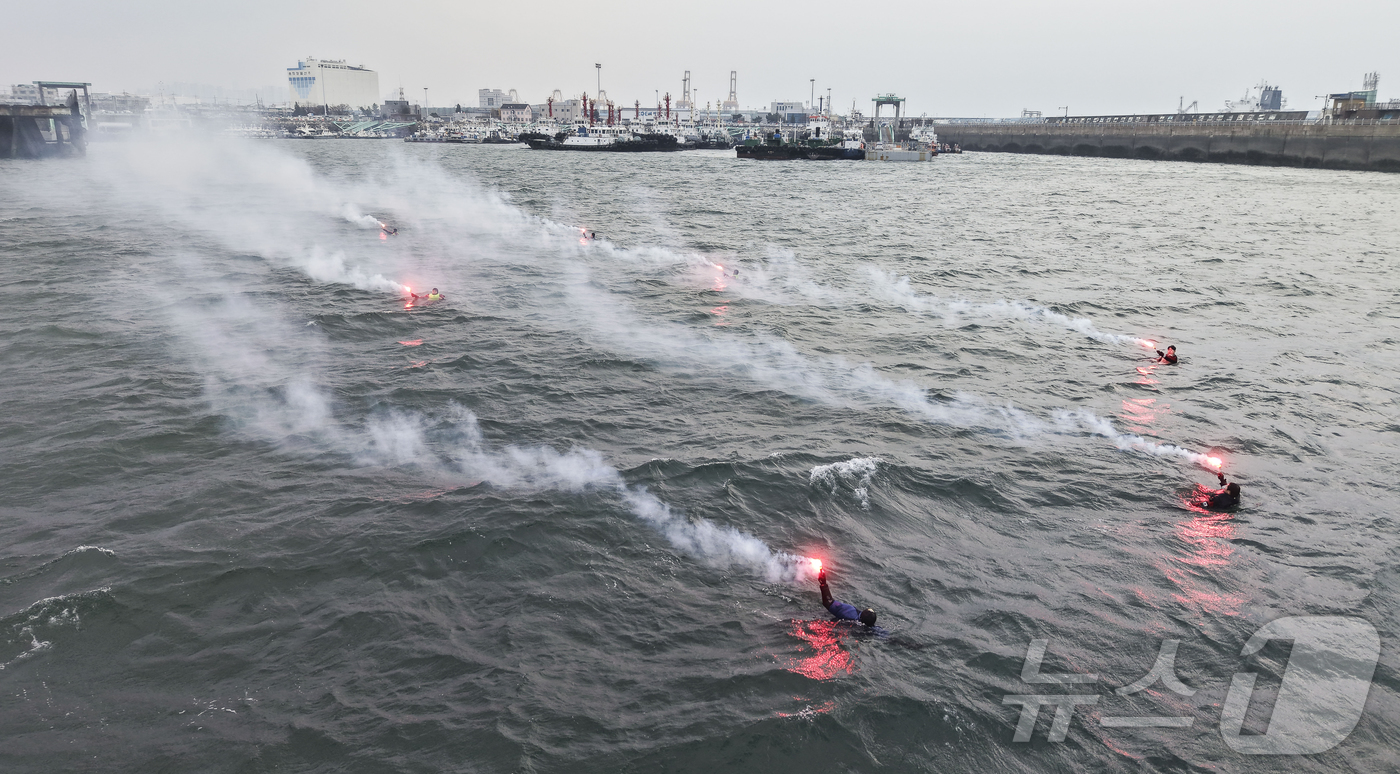 (인천=뉴스1) 이호윤 기자 = 25일 인천 중구 인천항 연안여객터미널에서 열린 레디코리아 4차 훈련(선박화재사고)에서 해양경찰구조대원들이 구조훈련을 하고 있다. (공동취재)