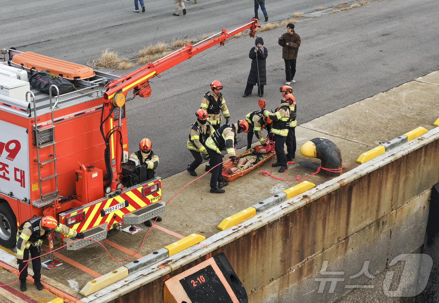 (인천=뉴스1) 이호윤 기자 = 25일 인천 중구 인천항 연안여객터미널에서 열린 레디코리아 4차 훈련(선박화재사고)에서 해양경찰구조대원들이 구조훈련을 하고 있다. (공동취재)