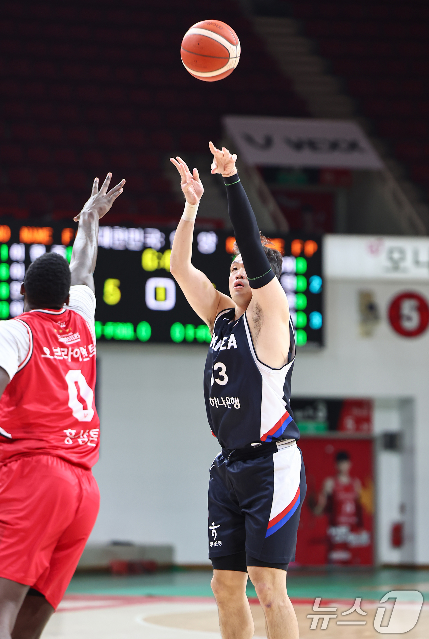 (안양=뉴스1) 김도우 기자 = 25일 경기 안양 정관장 아레나에서 열린 남자농구대표팀과 안양 정관장과의 연습경기, 대표팀 이승현이 슛을 하고 있다. 2025.11.25/뉴스1