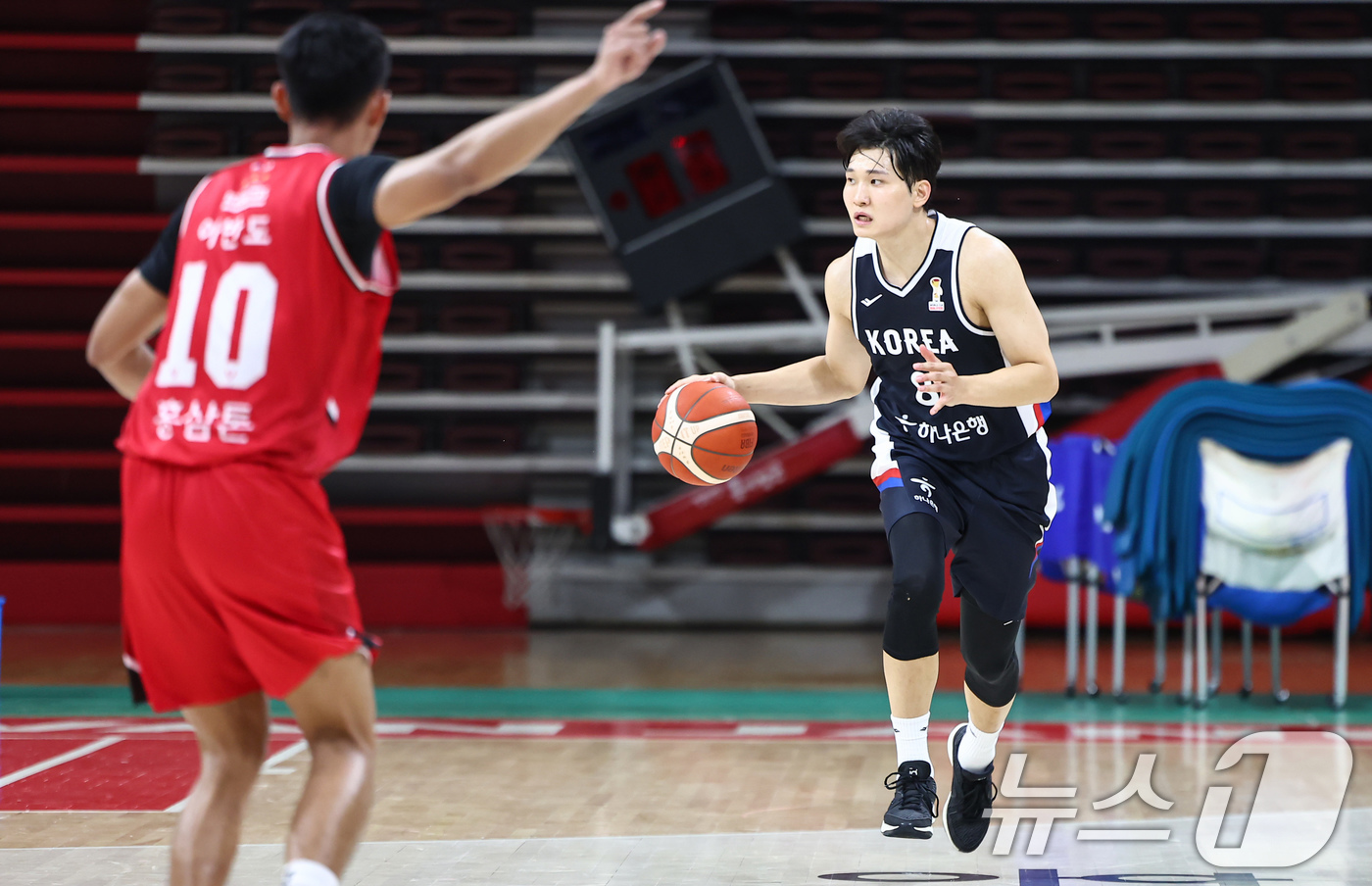 (안양=뉴스1) 김도우 기자 = 25일 경기 안양 정관장 아레나에서 열린 남자농구대표팀과 안양 정관장과의 연습경기, 대표팀 안영준이 공격을 시도하고 있다. 2025.11.25/뉴스 …