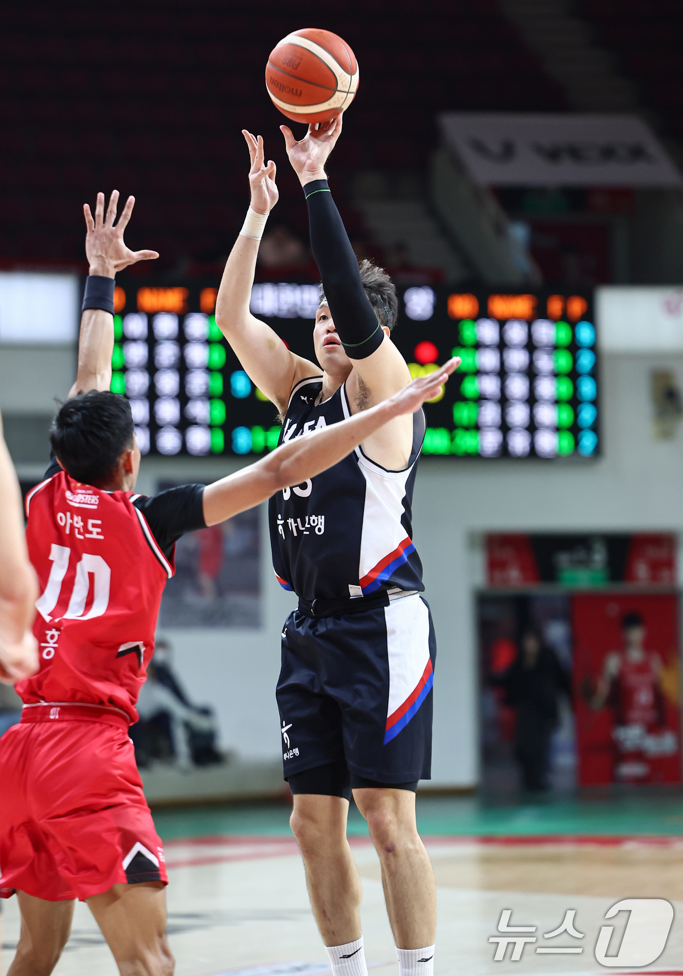 (안양=뉴스1) 김도우 기자 = 25일 경기 안양 정관장 아레나에서 열린 남자농구대표팀과 안양 정관장과의 연습경기, 대표팀 이승현이 슛을 하고 있다. 2025.11.25/뉴스1