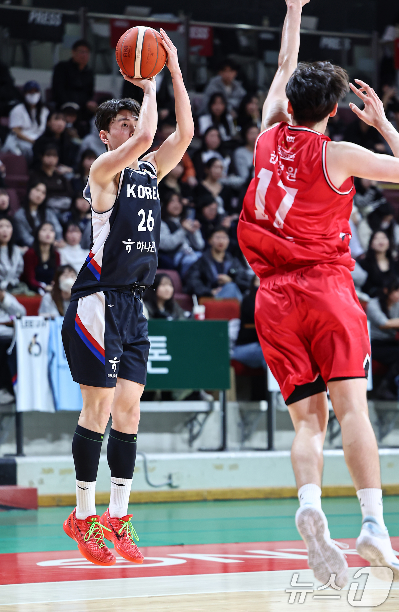 (안양=뉴스1) 김도우 기자 = 25일 경기 안양 정관장 아레나에서 열린 남자농구대표팀과 안양 정관장과의 연습경기, 대표팀 강상재가 슛을 하고 있다. 2025.11.25/뉴스1