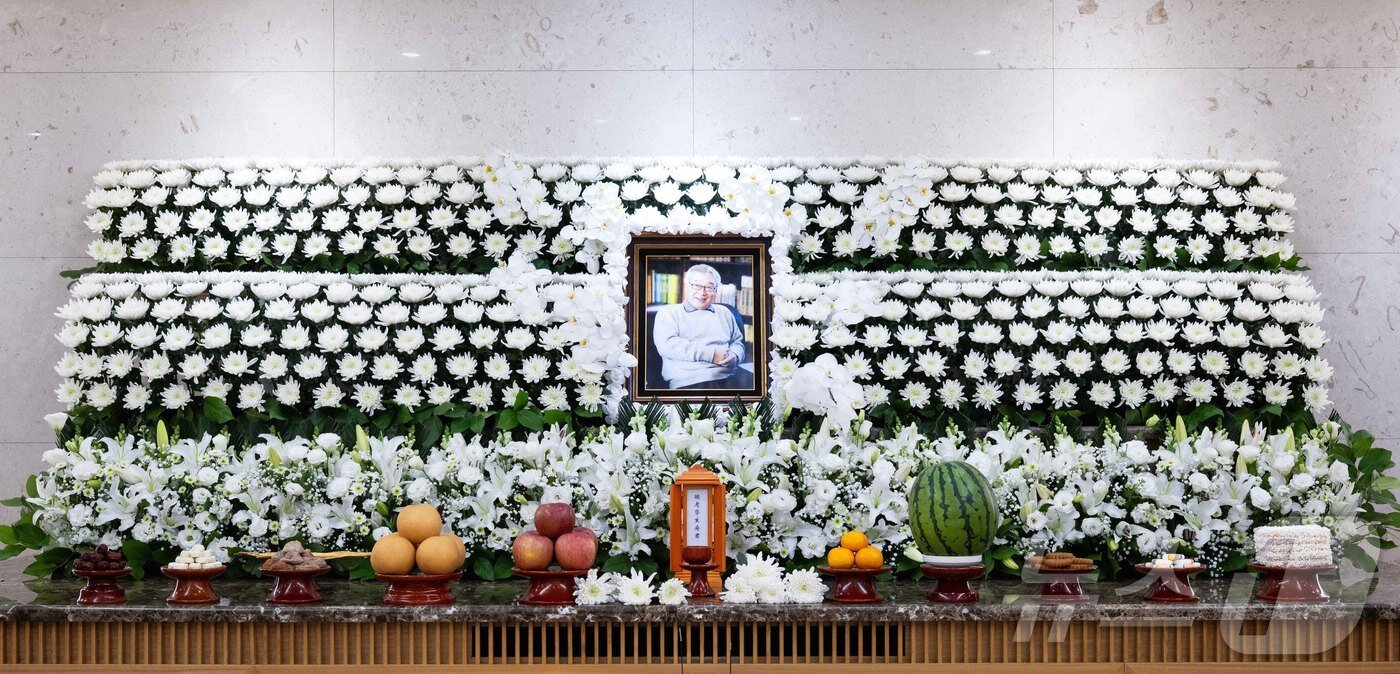 본문 이미지 - 배우 고 이순재씨의 빈소가 25일 서울 송파구 서울아산병원 장례식장에 마련 돼 있다. 2025.11.25/뉴스1 ⓒ News1 사진공동취재단