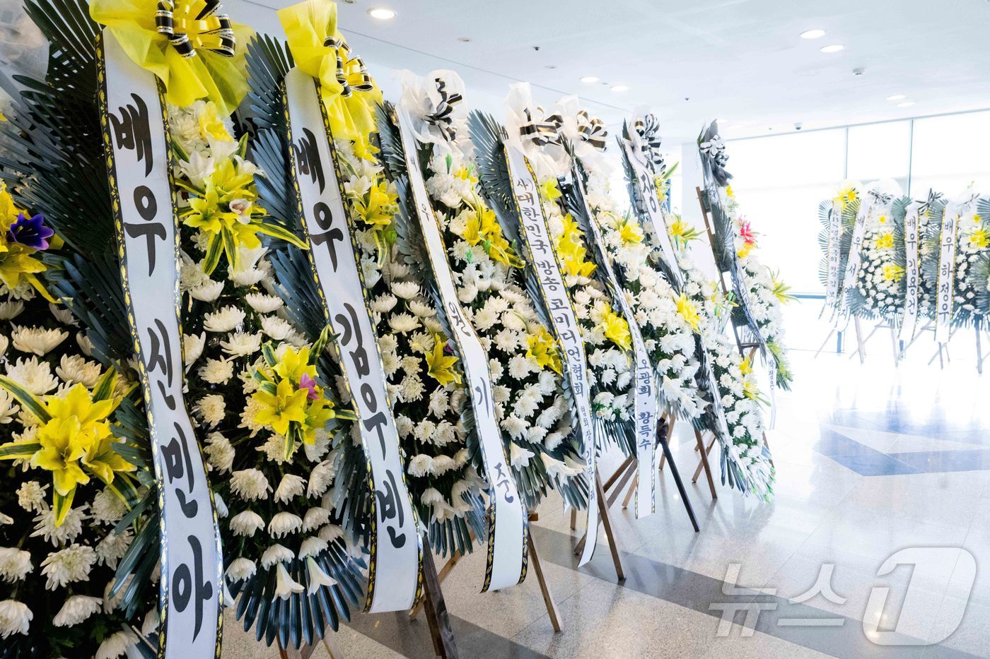 (서울=뉴스1) 사진공동취재단 = 25일 서울 송파구 서울아산병원 장례식장에 차려진 배우 고 이순재씨의 빈소에 동료 배우들과 관계자들이 보낸 근조화환이 줄지어 서 있다.  2025 …