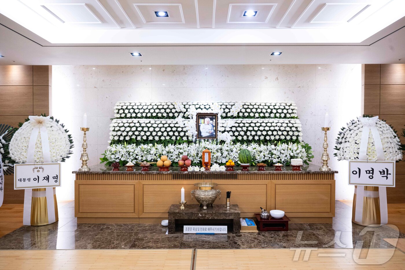 본문 이미지 - 25일 서울 송파구 서울아산병원 장례식장에 차려진 고 배우 이순재씨의 빈소에 이재명 대통령과 이명박 전 대통령아 보낸 근조화환이 놓여있다. 2025.11.25/뉴스1 ⓒ News1 사진공동취재단