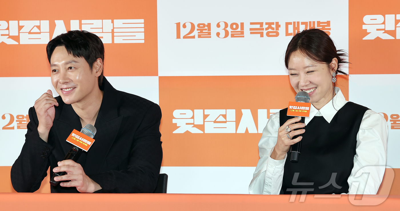 (서울=뉴스1) 김진환 기자 = 배우 김동욱과 공효진이 25일 오후 서울 강남구 메가박스 코엑스에서 열린 영화 ‘윗집 사람들’ 기자간담회에 참석해 취재진 질문에 답변하고 있다. 2 …