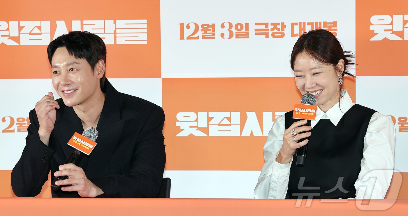 본문 이미지 - 배우 김동욱과 공효진이 25일 오후 서울 강남구 메가박스 코엑스에서 열린 영화 ‘윗집 사람들’ 기자간담회에 참석해 취재진 질문에 답변하고 있다. 2025.11.25/뉴스1 ⓒ News1 김진환 기자